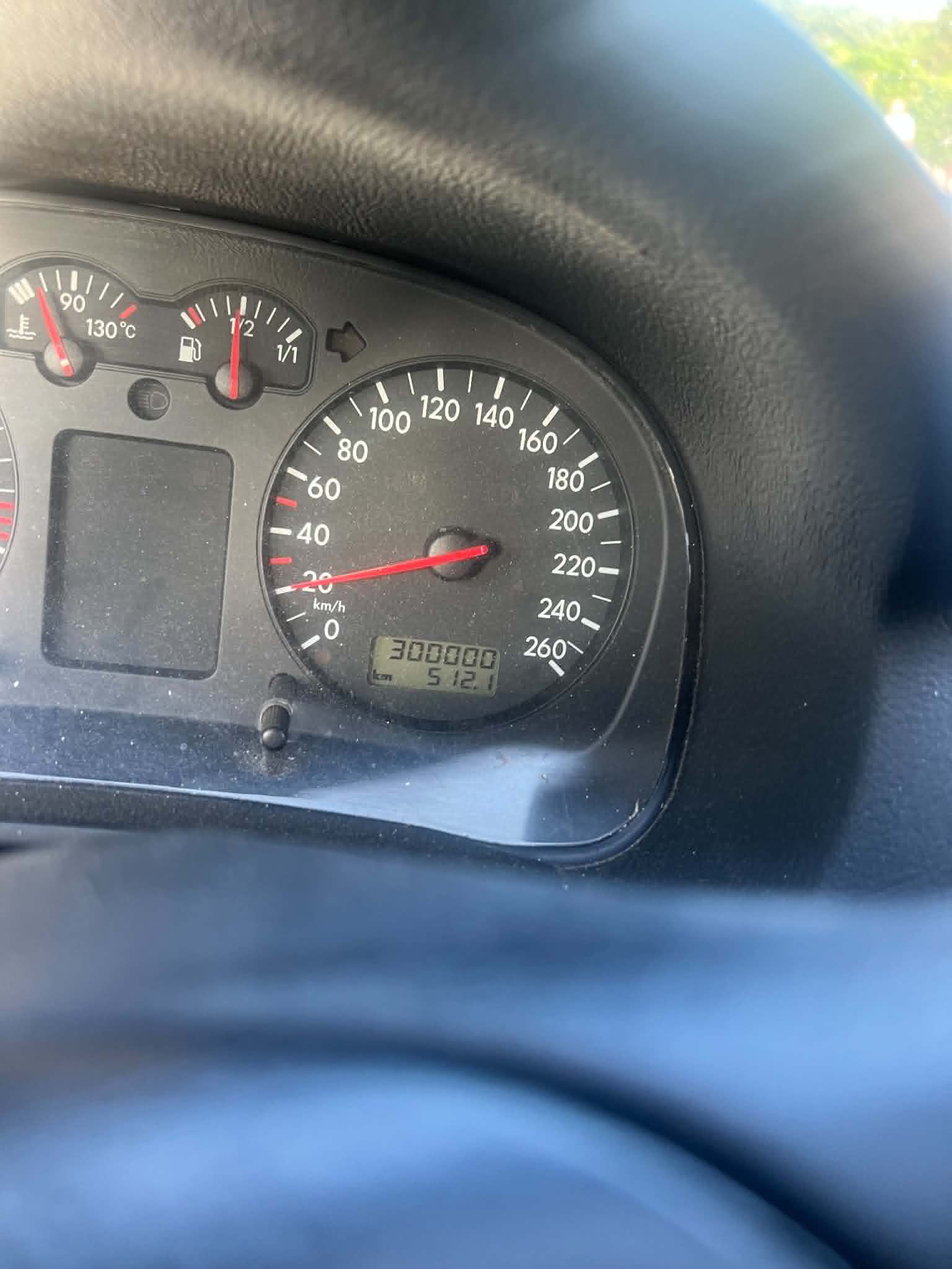 un compteur de golf 4 affichant 300000 kilomètres